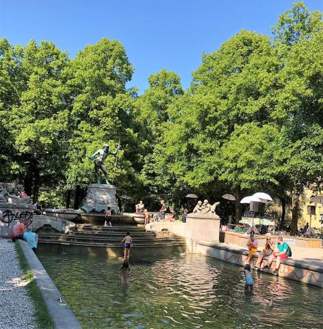 Diese Sommeroase mit einem Schuss Karibik gibt es mitten in München beim Deutschen Museum, am Vater-Rhein-Brunnen, an der Isar - (c) Gabi Dräger Diese Sommeroase mit einem Schuss Karibik gibt es mitten in München beim Deutschen Museum, am Vater-Rhein-Brunnen, an der Isar - (c) Gabi Dräger