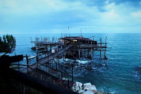 Essen auf Pfählen im Trabocco Punta Cavalluccio - (c) Jörg Bornmann Essen auf Pfählen im Trabocco Punta Cavalluccio - (c) Jörg Bornmann