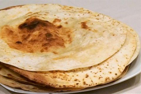 Rotis sind flache, optisch dem Pfannkuchen ähnliche Brote, die in Südafrika zu Currys oder Masala Gerichten gereicht werden - (c) Jörg Bornmann