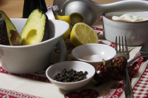 Ein tolles, alternatives Rezept, das der Avocado-Creme zusätzliche Frische gibt. - (c) Jörg Bornmann Ein tolles, alternatives Rezept, das der Avocado-Creme zusätzliche Frische gibt. - (c) Jörg Bornmann