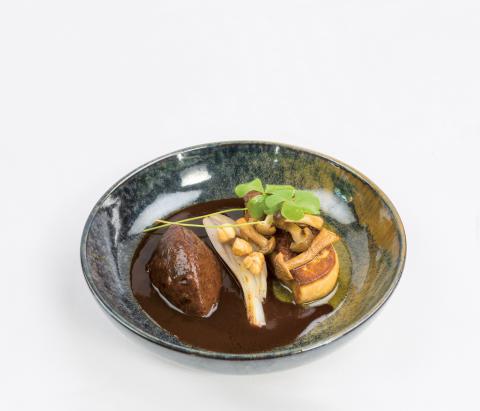 Gestockter Ochsenschwanz mit gebratener Entenleber und gerösteten Haselnüssen - (c) 3c4y Photography I Tommas Bried & Andreas Hantschke Gestockter Ochsenschwanz mit gebratener Entenleber und gerösteten Haselnüssen - (c) 3c4y Photography I Tommas Bried & Andreas Hantschke