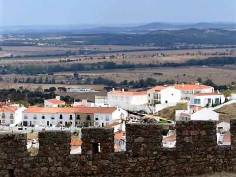 Unweit des Ortes Arraiolos liegt auf halber Anhöhe ein ehemaliges Kloster mit einem weiten Ausblick in das Tal. Die prachtvollen Gebäude stammen aus dem 16. Jahrhundert- (c) Sabine Zoller