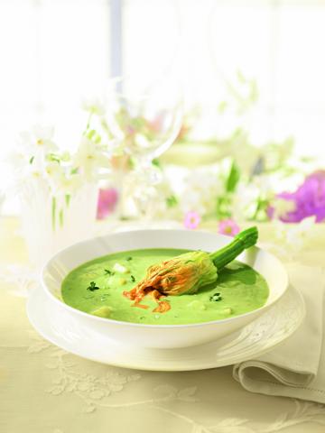 Bärlauchsuppe mit gefüllten Zucchiniblüten - (c) Lacroix