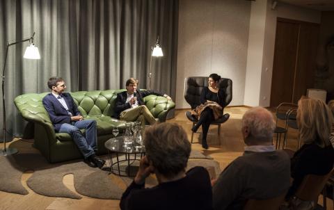 Literaturtalk auf der grüne Couch im Hotel DieWasnerin - (c) Tina Reiter Literaturtalk auf der grüne Couch im Hotel DieWasnerin - (c) Tina Reiter