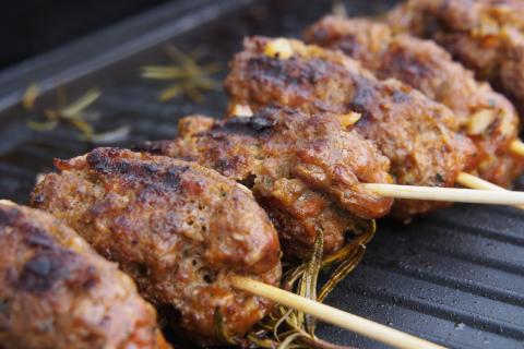 Vom Grill oder aus der Pfanne - Cevapcici mit Lamm- und Kalbsfleisch - (c) Jörg Bornmann