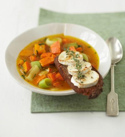 Kürbissuppe mit Chèvre-Crostini - <a href="https://www.genussfreak.de/kuerbissuppe-mit-chevre-crostini" target="_blank">zum Rezept</a> - (c) Chavroux Kürbissuppe mit Chèvre-Crostini - <a href="https://www.genussfreak.de/kuerbissuppe-mit-chevre-crostini" target="_blank">zum Rezept</a> - (c) Chavroux