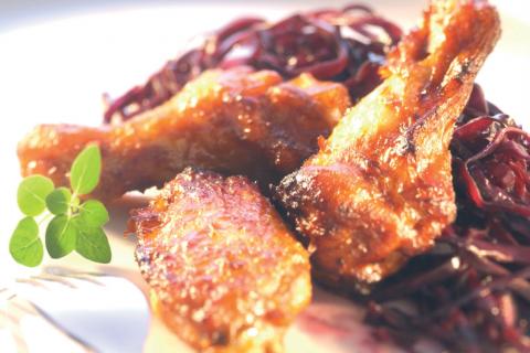 Chicken Wings auf Rotkrautsalat - (c) Deutsches Weininstitut