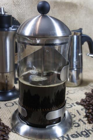 Cold Brew Coffee - Bei Zimmertemperatur etwa 16 bis 17 Std. ziehen lassen, danach den Stempel langsam nach unten drücken - (c) Jörg Bornmann Cold Brew Coffee - Bei Zimmertemperatur etwa 16 bis 17 Std. ziehen lassen, danach den Stempel langsam nach unten drücken - (c) Jörg Bornmann