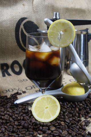 Cold Brew Coffee mit Zitronensaft on the Rocks - (c) Jörg Bornmann Cold Brew Coffee mit Zitronensaft on the Rocks - (c) Jörg Bornmann