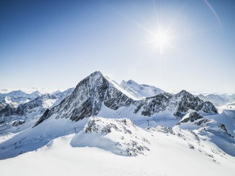 Bei schönem Wetter lockt rund um das 2 Hauben-Gourmetrestaurant Schaufelspitz eine königliche Fernsicht - (c) Stubaier Gletscher Andre Schönherr