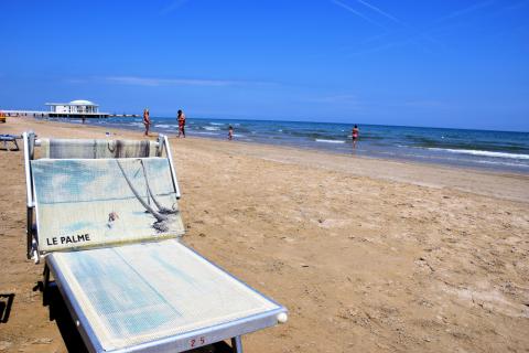 Das sommerliche Badevergnügen an der Adria: Am kilometerlangen Sandstrand reihen sich die Liegestühle und Sonnenschirme der Strandbäder eng an eng aneinander- (c) Gabi Vögele Das sommerliche Badevergnügen an der Adria: Am kilometerlangen Sandstrand reihen sich die Liegestühle und Sonnenschirme der Strandbäder eng an eng aneinander- (c) Gabi Vögele
