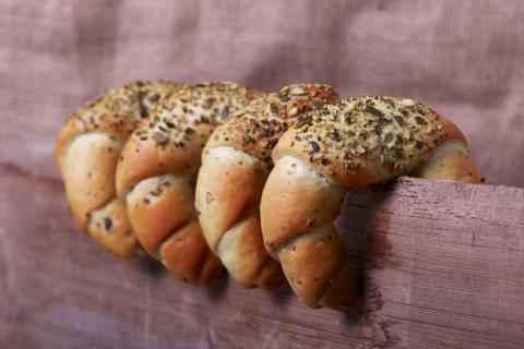 Kernöl-Frühstückskipferl - <a href="https://www.genussfreak.de/kernoel-fruehstueckskipferl" target="_blank">zum Rezept</a> - (c) Kurt Elmleitner mit freundlicher Genehmigung der Gemeinschaft Steirisches Kürbiskernöl g.g.A. Kernöl-Frühstückskipferl - <a href="https://www.genussfreak.de/kernoel-fruehstueckskipferl" target="_blank">zum Rezept</a> - (c) Kurt Elmleitner mit freundlicher Genehmigung der Gemeinschaft Steirisches Kürbiskernöl g.g.A.