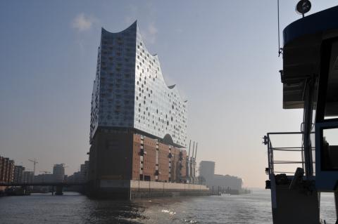 Die Elbphilharmonie in Hamburg - Hafen und Elphie wirken, als hätten sie schon immer zusammen gehört - (c) Jörg Bornmann Die Elbphilharmonie in Hamburg - Hafen und Elphie wirken, als hätten sie schon immer zusammen gehört - (c) Jörg Bornmann