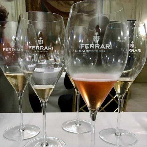 Ferrari statt Champagner, der italienische König des Spumante - (c) Gabi Dräger