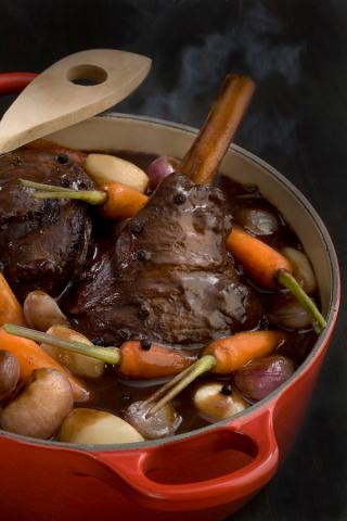 Geschmorte Lammhaxe - (c) Food & Live - Caroline Martin Geschmorte Lammhaxe - (c) Food & Live - Caroline Martin