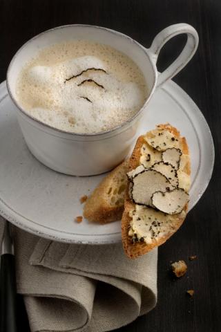 Getrüffelte Topinambur-Suppe - (c) Caroline Martin Getrüffelte Topinambur-Suppe - (c) Caroline Martin