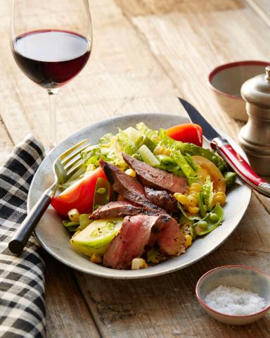 Frischer kalifornischer Salat mit mariniertem Grillsteak - California Wines