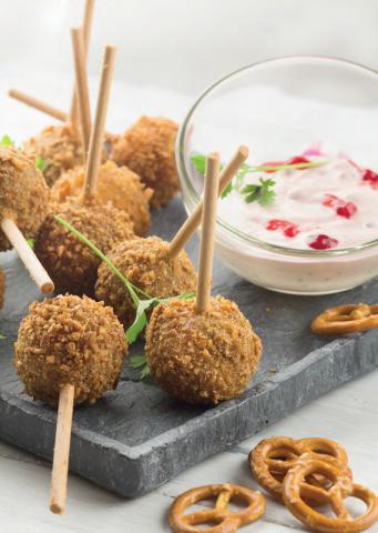Gebackener Obatzter am Stiel mit Preiselbeer Schmand (c) Caroline Martin Rezept/Foodstyling Daniel Petri
