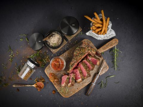 Porterhouse Steak mit einer Kräuter-Gewürz-Kruste, Salsa und Süßkartoffel-Pommes - (c) GEFU