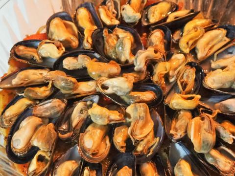 Die Muscheln werden mit der unteren Schale in die Auflaufform gesetzt - (c) Jörg Bornmann Die Muscheln werden mit der unteren Schale in die Auflaufform gesetzt - (c) Jörg Bornmann