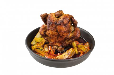 Grillhähnchen mit Kartoffelspalten und gemischtem Gemüse, bereitet im Römertopf aus der Jubiläums-Edition in Schwarz - (c) RÖMERTOPF® Grillhähnchen mit Kartoffelspalten und gemischtem Gemüse, bereitet im Römertopf aus der Jubiläums-Edition in Schwarz - (c) RÖMERTOPF®