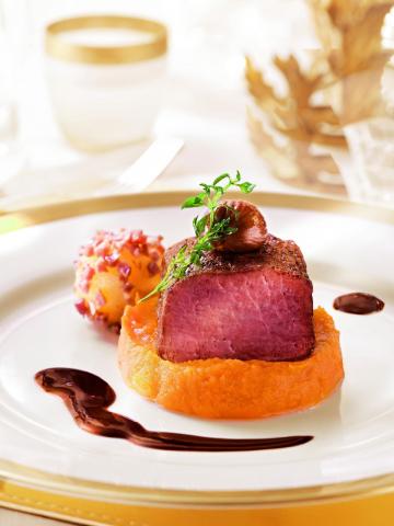 Hirschrücken auf Kürbispüree an Wildsauce mit Bitterschokolade - (c) Lacroix Hirschrücken auf Kürbispüree an Wildsauce mit Bitterschokolade - (c) Lacroix