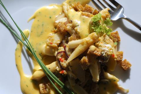 Gebratener Spargel mit Zwiebeln, Ei, Croutons und Kräuter-Hollandaise, ein Rezept von Spitzenkoch Holger Stromberg - (c) Holger Stromberg, Köhnlechner Marketing & Medien Gebratener Spargel mit Zwiebeln, Ei, Croutons und Kräuter-Hollandaise, ein Rezept von Spitzenkoch Holger Stromberg - (c) Holger Stromberg, Köhnlechner Marketing & Medien