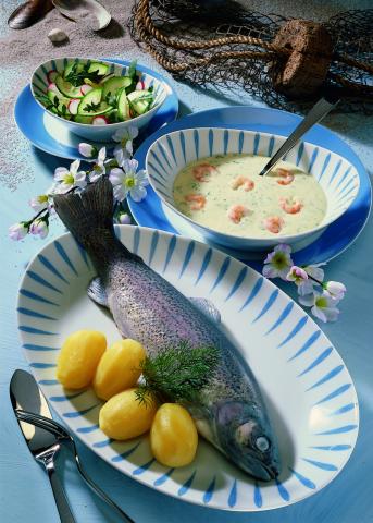 Karfreitagsmenü mit Kräutersuppe mit Krabben, Forelle blau und Frühlingssalat - (c) www.ostermenue.de