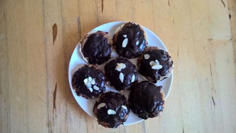 Die Lebkuchen mit der Glasur bestreichen und fertig auskühlen lassen (Rezept: Kartoffel-Lebkuchen)