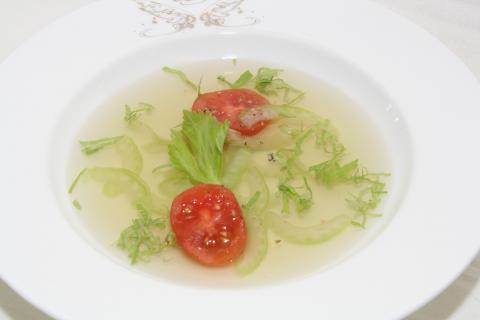 Klare Selleriesuppe – mit Stangensellerie und Roma-Kirschtomaten - (c) Lanhaus Scherrer, Hamburg