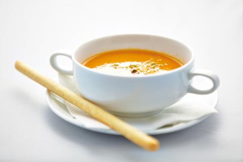 Feine Paprika-Cremesuppe mit Sahne-Meerrettich und Grissini - (c) KOCHs Meerrettich Feine Paprika-Cremesuppe mit Sahne-Meerrettich und Grissini - (c) KOCHs Meerrettich