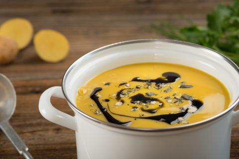 Kartoffel-Kürbissuppe - (c) Stefan Kristoferitsch mit freundlicher Genehmigung der Gemeinschaft Steirisches Kürbiskernöl g.g.A. Kartoffel-Kürbissuppe - (c) Stefan Kristoferitsch mit freundlicher Genehmigung der Gemeinschaft Steirisches Kürbiskernöl g.g.A.