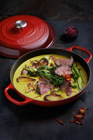 Afrikanisches Curry mit Erdnussbutter und gegrilltem Rinderfilet - (c) Le Creuset