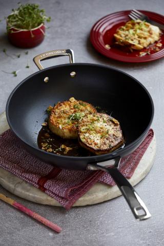 Japanisches Sellerie-Steak, die wunderbaren Aromen machen das vegetarische Steak zu einem Highlight - (c) Le Creuset