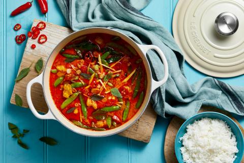 Rotes Thai-Curry mit Huhn mit selbst hergestellter roter Thai-Paste - (c) Le Creuset