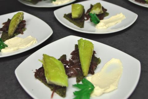 Geräucherte Makrele auf Brot mit roten Zwiebeln und Tarama - (c) Gabi Vögele Geräucherte Makrele auf Brot mit roten Zwiebeln und Tarama - (c) Gabi Vögele