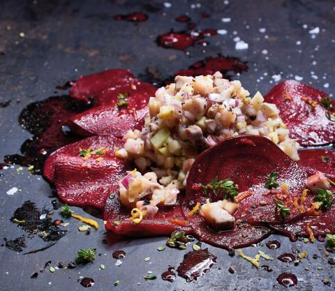 Matjestatar auf Rote Bete Carpaccio – © Stefan Thurmann für TRE TORRI Verlag Matjestatar auf Rote Bete Carpaccio – © Stefan Thurmann für TRE TORRI Verlag
