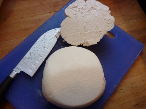 Myzithra ist ein unpasteurisierter Weichkäse von der griechischen Insel Kreta - (c) Wikipedia Myzithra ist ein unpasteurisierter Weichkäse von der griechischen Insel Kreta - (c) Wikipedia
