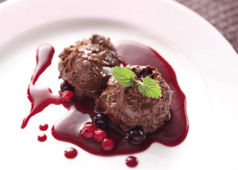 Mousse von dunkler Schokolade auf Beerenspiegel - (c) Deutsches Weininstitut Mousse von dunkler Schokolade auf Beerenspiegel - (c) Deutsches Weininstitut