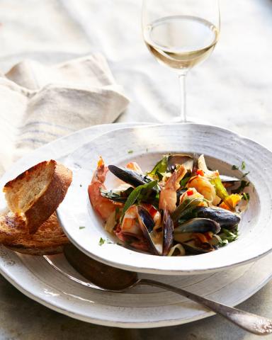 Muscheln und Garnelen in einer Safran-Zitronen-Sahnesauce mit gebratenen Salbeiblättern - (c) California Wines Muscheln und Garnelen in einer Safran-Zitronen-Sahnesauce mit gebratenen Salbeiblättern - (c) California Wines