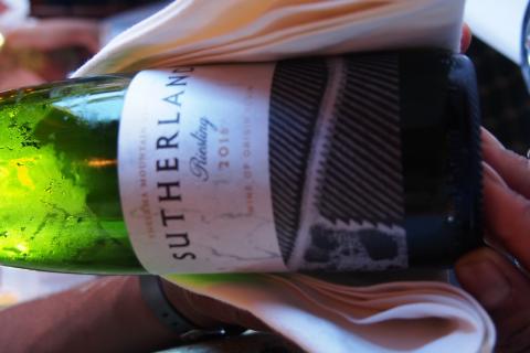 Als Weinbegleitung empfiehlt sich ein Südafrikanischer Weißwein, wie der Sutherland Riesling - (c) Jörg Bornmann