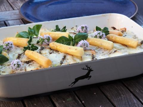 Mairübchen-Auflauf mit weißem Spargel, Champignons, Reis und Hühnerfilet - (c) Jörg Bornmann Mairübchen-Auflauf mit weißem Spargel, Champignons, Reis und Hühnerfilet - (c) Jörg Bornmann