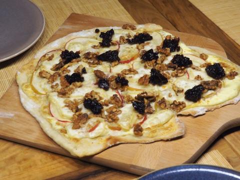 Flammkuchen mit Apfel, Ziegenkäse, Walnüssen und Preiselbeermarmelade - (c) Jörg Bornmann Flammkuchen mit Apfel, Ziegenkäse, Walnüssen und Preiselbeermarmelade - (c) Jörg Bornmann