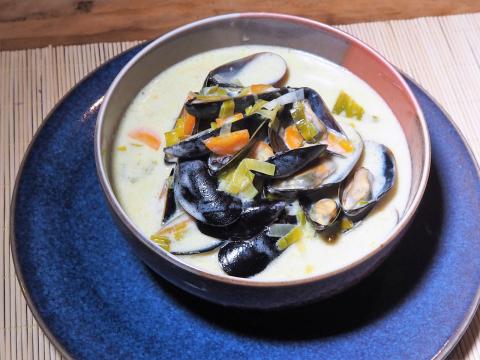 Miesmuscheln in feiner Weißwein-Sahnesauce - (c) Jörg Bornmann Miesmuscheln in feiner Weißwein-Sahnesauce - (c) Jörg Bornmann
