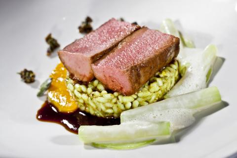 Rehrücken auf Kernölrisotto mit Muskatkürbis und Rahmkohlrabi - (c) Werner Krug mit freundlicher Genehmigung der Gemeinschaft Steirisches Kürbiskernöl g.g.A.