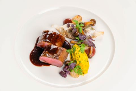 Rehrücken, Kürbis, Buchenpilze und Gyoza mit Rehbeuscherlfüllung - (c) Speisemeisterei Rehrücken, Kürbis, Buchenpilze und Gyoza mit Rehbeuscherlfüllung - (c) Speisemeisterei