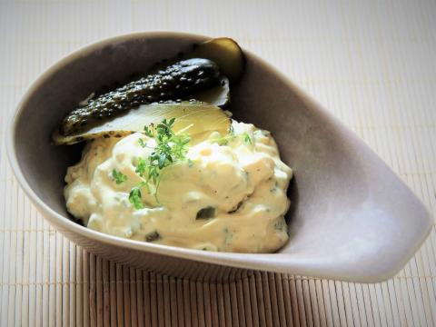 Remoulade mit Olivenöl, Gewürzgurken, hart gekochten Eiern, Schnittlauch und Kresse - (c) Jörg Bornmann Remoulade mit Olivenöl, Gewürzgurken, hart gekochten Eiern, Schnittlauch und Kresse - (c) Jörg Bornmann