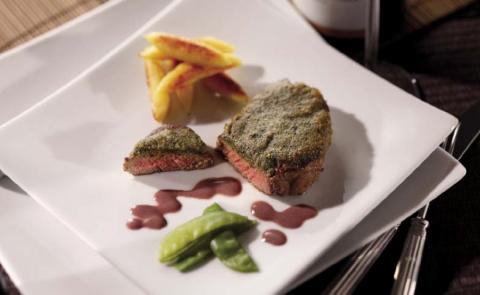 Rinderfilet mit Kräuterkruste und Schupfnudeln - (c) Deutsches Weininstitut