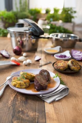 Rinderroulade de luxe mit Kartoffel-Rotkohl-Plätzchen - (c) Fissler Rinderroulade de luxe mit Kartoffel-Rotkohl-Plätzchen - (c) Fissler