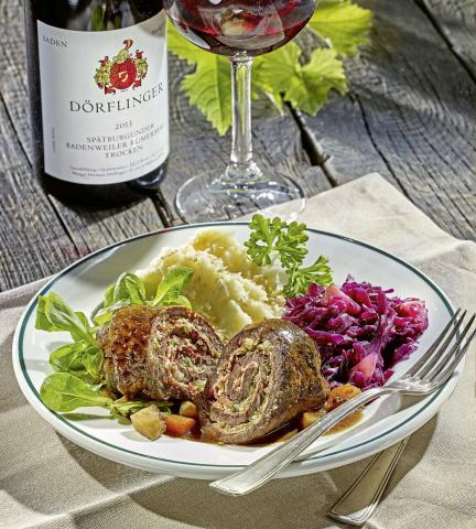 Rindsroulade mit Rotkraut, Kartoffelstock und Feldsalat - (c) Kirchheim Verlag, Mainz Rindsroulade mit Rotkraut, Kartoffelstock und Feldsalat - (c) Kirchheim Verlag, Mainz
